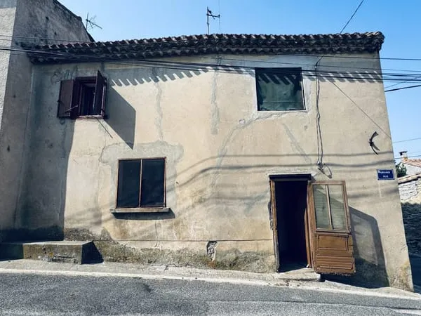 Carcassonne - Aude. Maison de village ancienne à réhabiliter