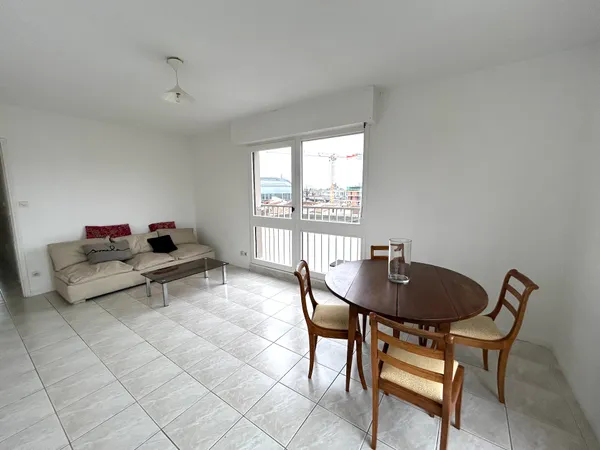 Loue T2 meublé 49 m2 lumineux avec parking