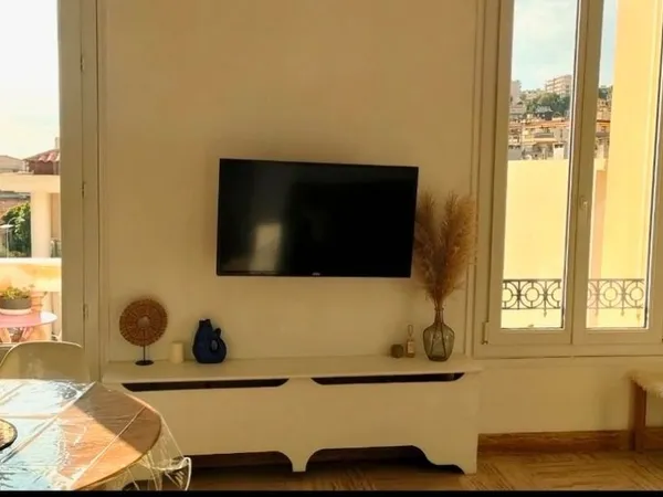 À LOUER - Superbe 2 pièces meublé de 45 m² avec deux balcons - Dernier étage - Nice nord, près de la