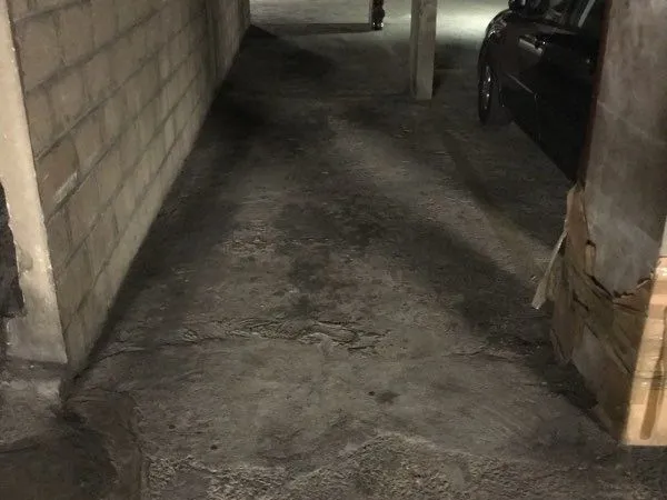 Place de parking couvert dans copropriété
