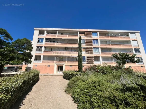 Appartement Beaucaire 3 pièce(s) 54 m2 avec balcon et cave