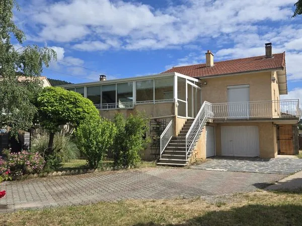 Maison familiale avec grand jardin, véranda et beau potentiel