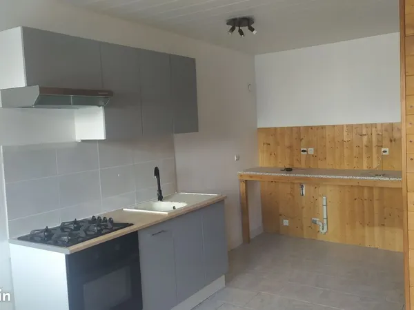 Maison de Bourg sur 3 niveaux dans petit village
