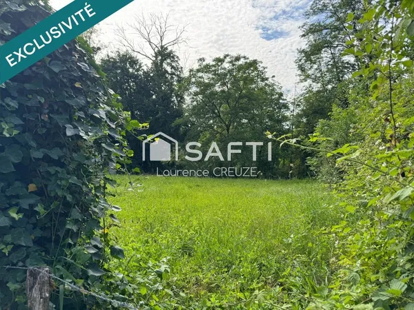 Terrain 1620 m², proche Besançon avec bâtiment consistant en un ancien rucher.
