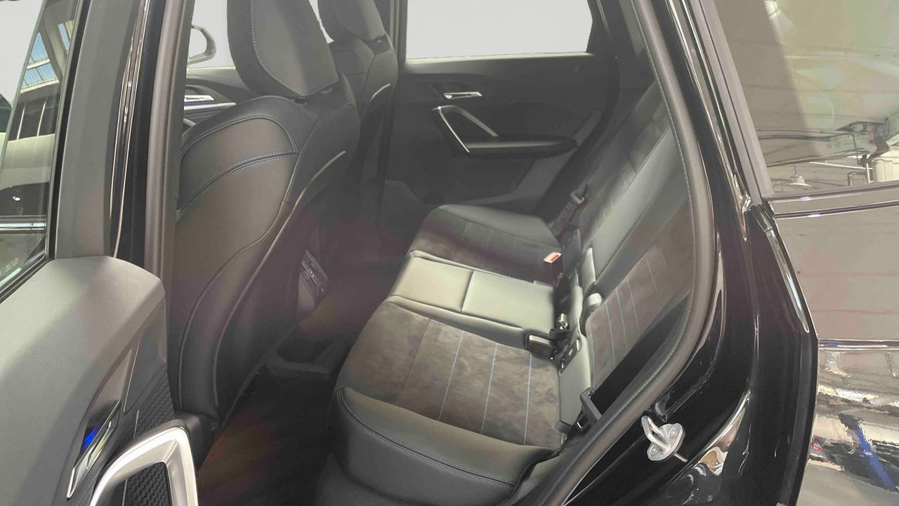 BMW iX1 eDrive20 — photo 12