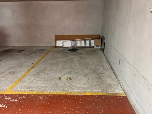 Parking à louer 17eme