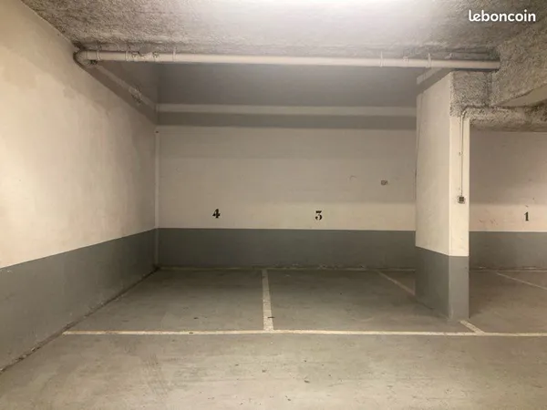 1 ou 2 places de stationnement couvert et fermé
