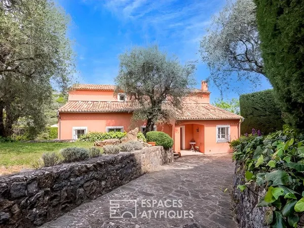 Mas provençal de 270 m² à Châteauneuf-Grasse avec vue village et piscine