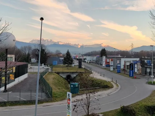 Bureau 20m2 moderne, au calme avec restauration à proximité directe