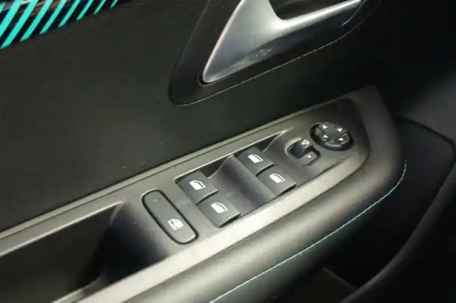 Peugeot 208 puretech 100 s&amp;s bvm6 — photo 23