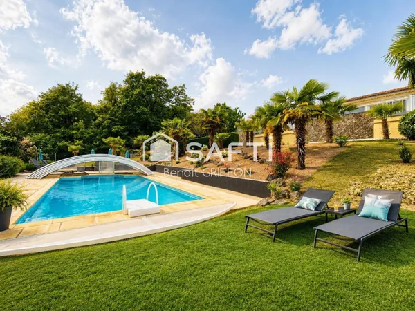 Maison avec parc paysager et piscine