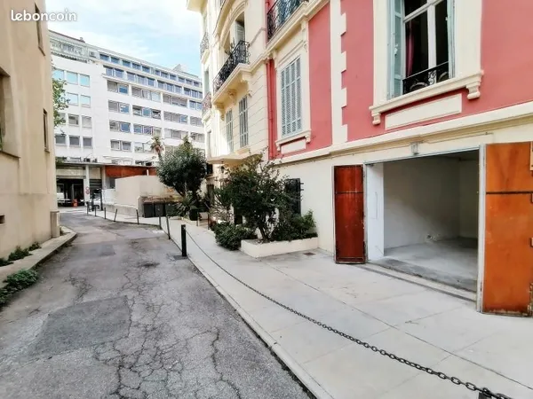 Garage fermé de plain-pied - 16 m² - Nice centre