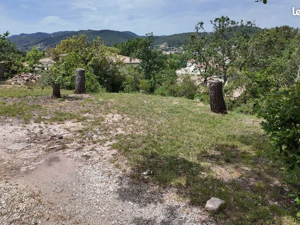Terrain constructible de 547 m² avec vue dégagée