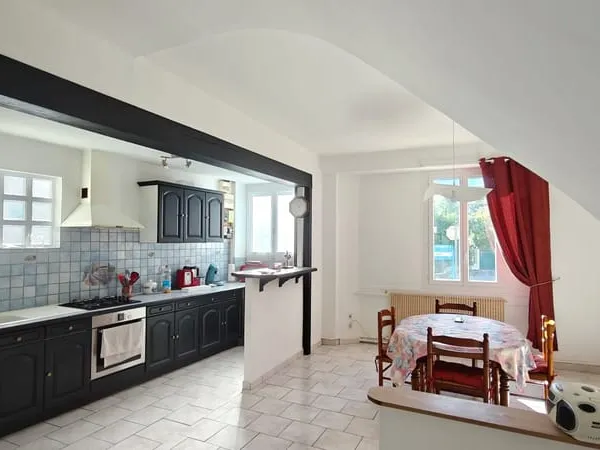 À VENDRE Charmante maison de village avec porche et jardin