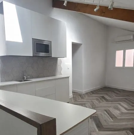 Local professionnel 60 m² rénové et climatisé, centre-ville