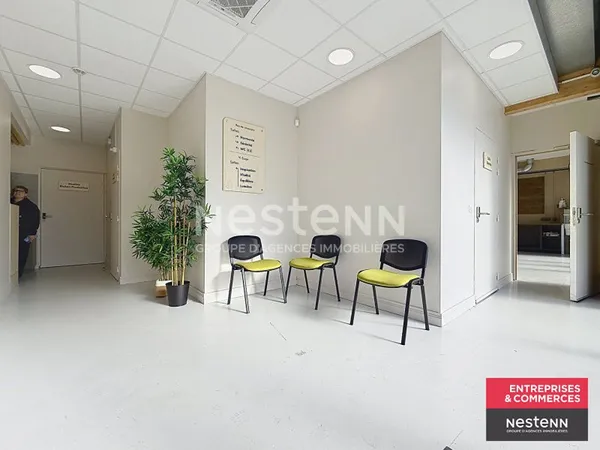Espace professionnel composé de 2 bureaux en centre ville d'environ 26,51 m2 complété d'espaces comm
