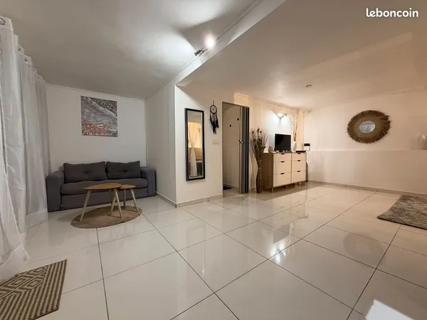 À louer - Bas de villa / Loft meublé de 40 m² - Le Moule