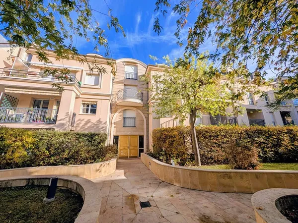 MAISONS-LAFFITTE - Hyper-Centre - Appartement 6 pièces de 104 M² + Balcons + cave + parking en sous-