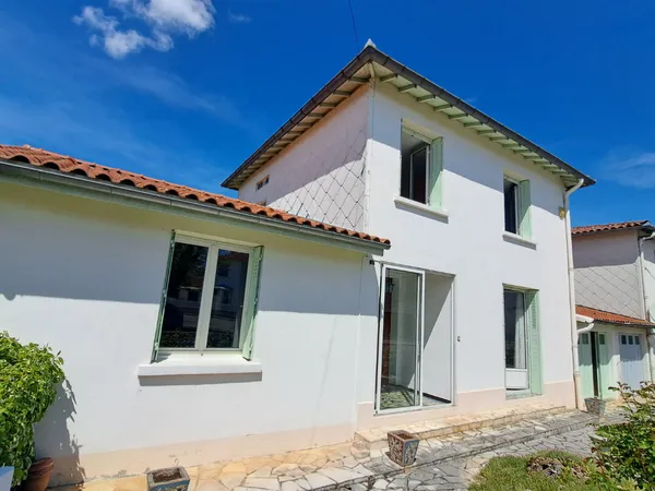 A VENDRE LAVELANET CHAMBRE + SALLE DE BAINS + WC AU REZ DE CHAUSSEE