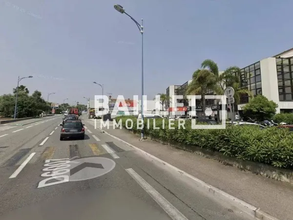 Local commercial 200 m²