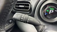 Toyota Yaris 116h Design 5p — photo 26