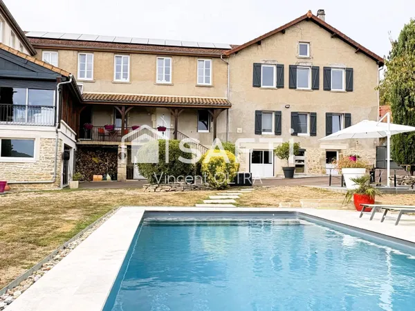 Bâtiment ancien comprenant deux habitations indépendantes rénovées avec piscine et vue magnifique su