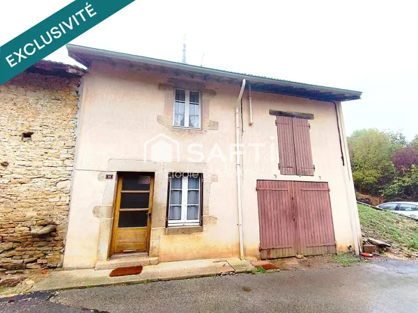 Jolie maison de village de 41 m2 à rénover entièrement disposant de combles, un garage et une grange