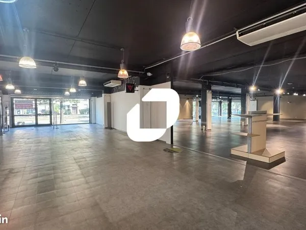 Local commercial 1 277 m²