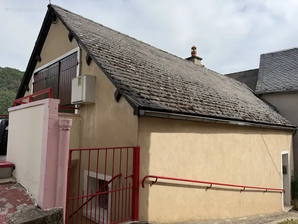 Maison de village avec vue dominante sur la vallée du Lot Fort potentiel d'aménagement
