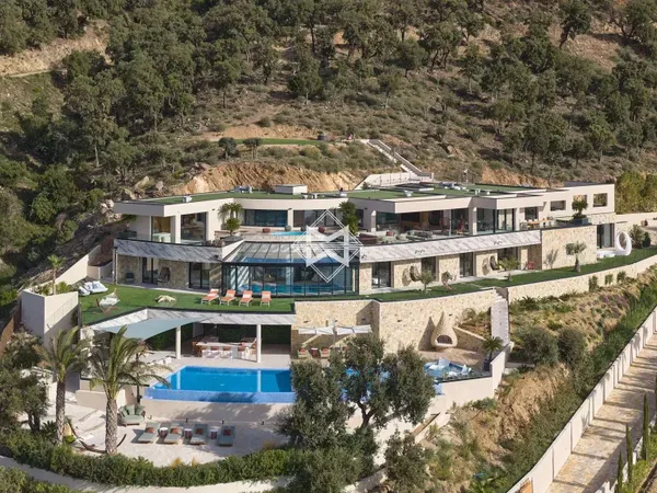 Villa 16 pièces 1200 m²