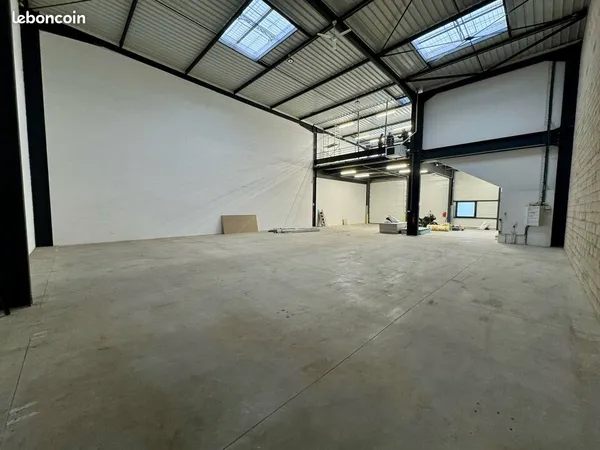 LOCAL D'ACTIVITE 464 m² GROSLAY