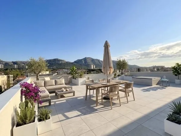 T4 D'EXCEPTION EN DERNIER ÉTAGE AVEC ROOFTOP PLEIN SUD, JACCUZI, VUE CALANQUES- MARSEILLE 8ème