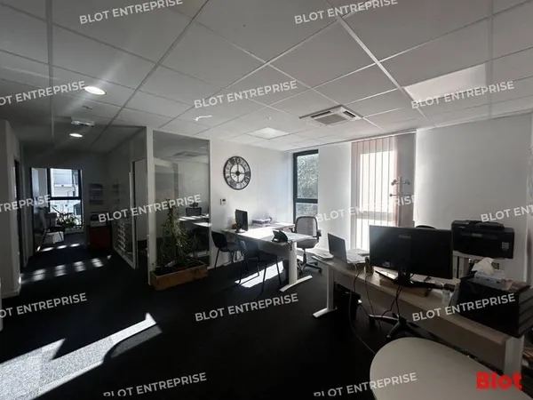 Bureau 197 m²