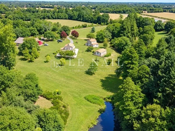 Charmante propriété avec logis, maisons annexes et 16 ha au coeu