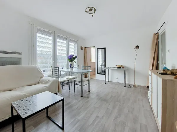 Appartement lumineux et entretenu avec jardin privatif et cave