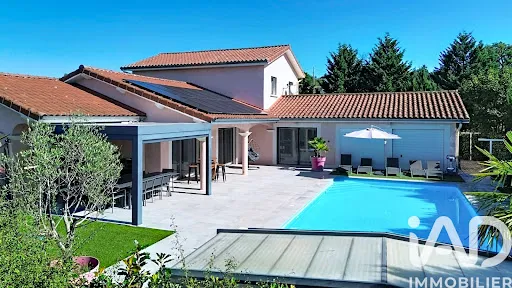 Maison 8 pièces 236 m²