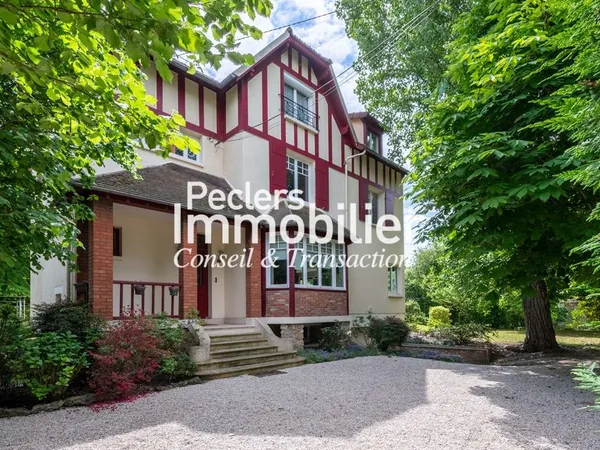 MAISON DE CARACTÈRE FAMILIALE DANS LE TRIANGLE D'OR