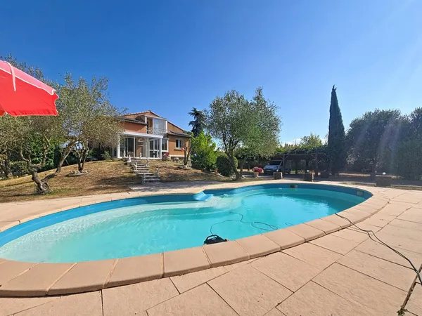 Une superbe villa avec piscine et 2145m2 de terrain paysager, dans l'un des secteurs les plus recher