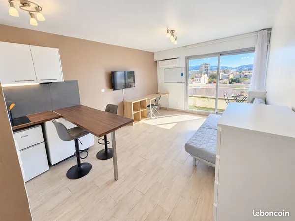 Studio meublé haut de gamme 25 m² + terrasse 5 m², avec vue dégagée - Rue Sainte Cécile - Climatisat