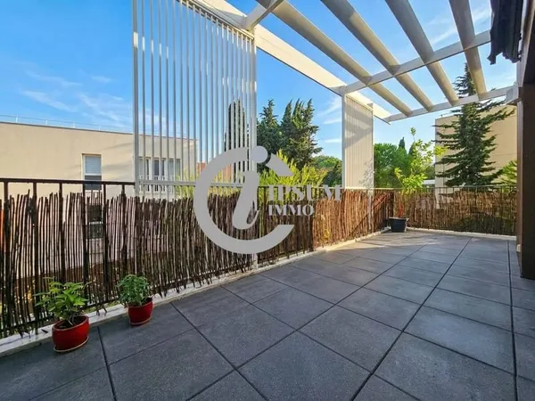 T3 dernier étage avec grande terrasse et garage box