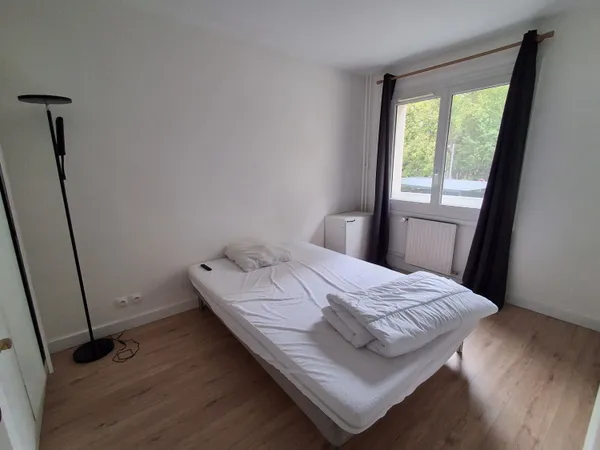 Chambre meublée en colocation - Rer A Noisy le Grand Mont d'Est