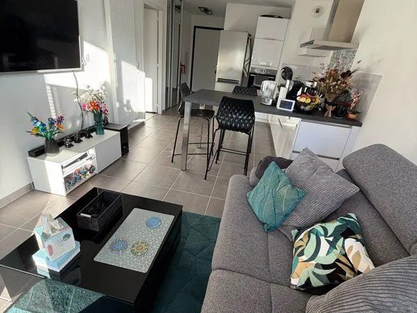 Bel appartement T2 exposé Sud-Est avec terrasse et vue dégagée sur les montagnes