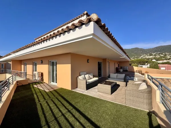 CAVALAIRE - T3 de 84.93m2 et 105m2 de terrasse VUEMER !