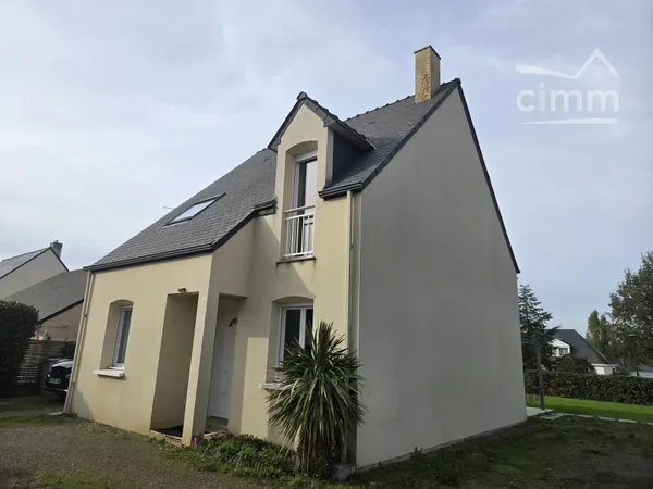 Maison T5 à étage de 90 m² sur 757 m² de terrain clos proche des commodités sur le secteur de Saffré