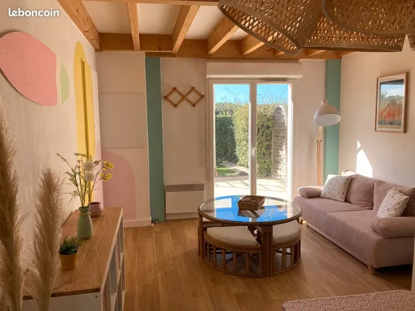 Appartement rénové avec jardinet et piscine