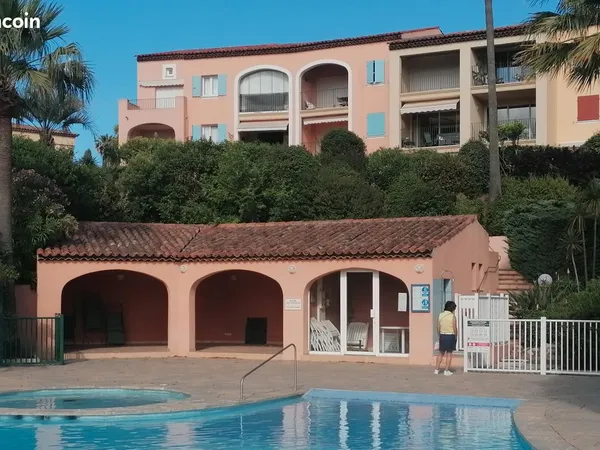 La Croix Valmer Studio meublé à louer avec piscine et place de parking privative