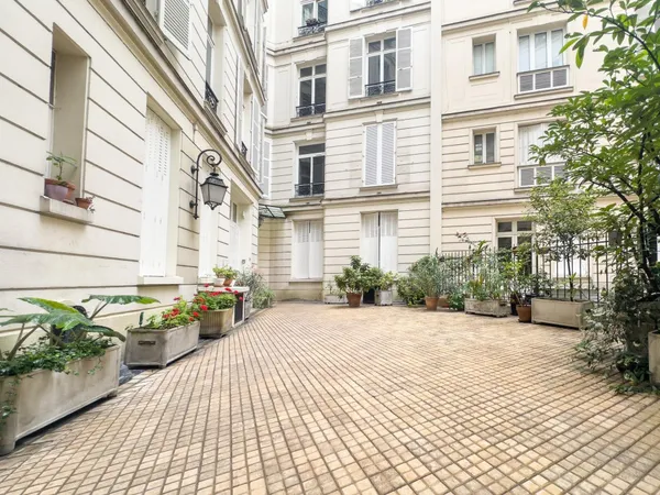 Studio Haussmannien au coeur du 17e, idéal investisseur
