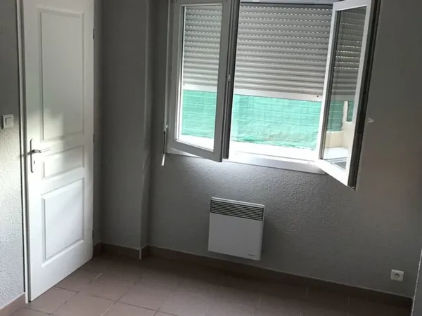T2 50M2 AVEC TERRASSE +PLACE DE STATIONNEMENT 495€