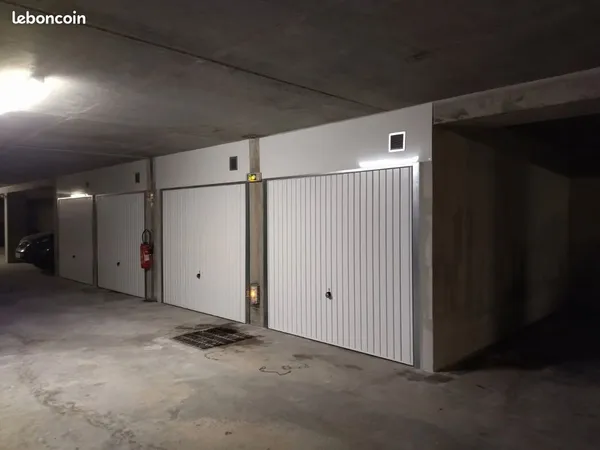 Loue parking / box