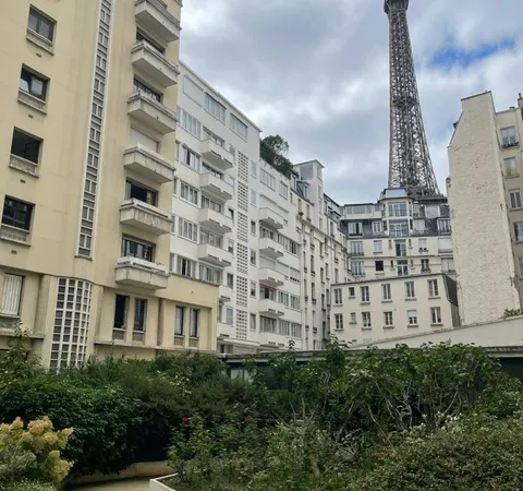 Studette 11m2 exceptionnelle, à 2 pas de la Tour Eiffel (en face du jardin du Musée du Quai Branly)